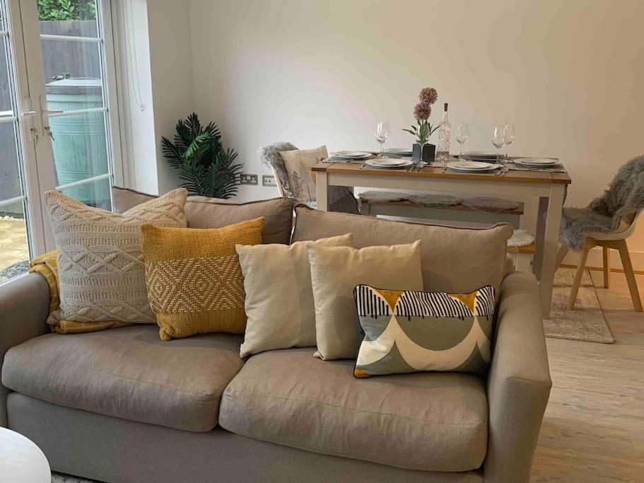 Stylish & Spacious 3 Bed House With 2 Free Car Parking Spaces Βίλα Appledram Εξωτερικό φωτογραφία
