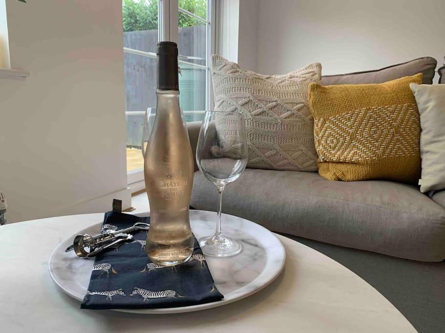 Stylish & Spacious 3 Bed House With 2 Free Car Parking Spaces Βίλα Appledram Εξωτερικό φωτογραφία