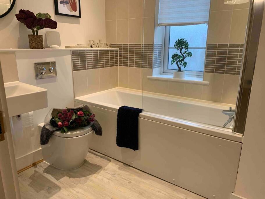 Stylish & Spacious 3 Bed House With 2 Free Car Parking Spaces Βίλα Appledram Εξωτερικό φωτογραφία